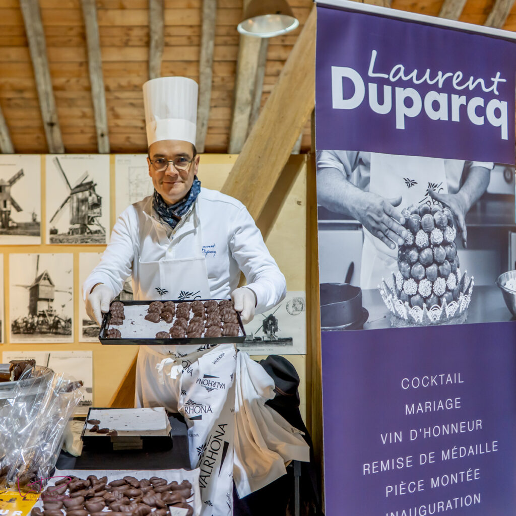 Marché de Noël du Moulin du Dosche 2022 - Laurent Duparcq, propose des chocolats sur un plateau | Pâtisserie Laurent Duparcq